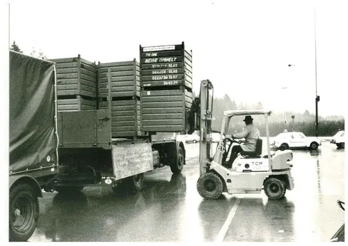 Glassammlung_voll-gegen-leer_1970erAustriaGlasRecycling-768x543